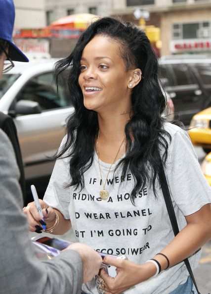 Rihanna photo without makeup while giving autograph