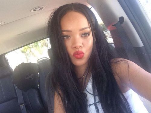 Rihanna no makeup selfie 