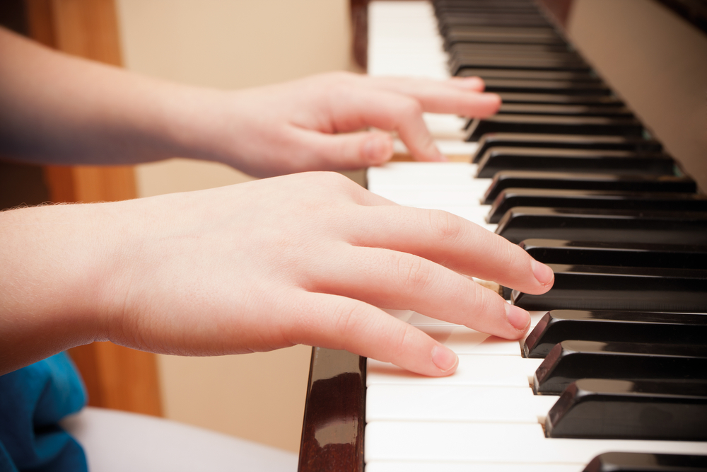 hands playing piano